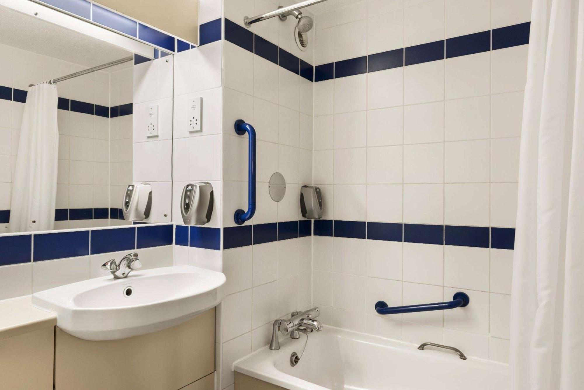 Days Inn Sutton Scotney North Екстериор снимка